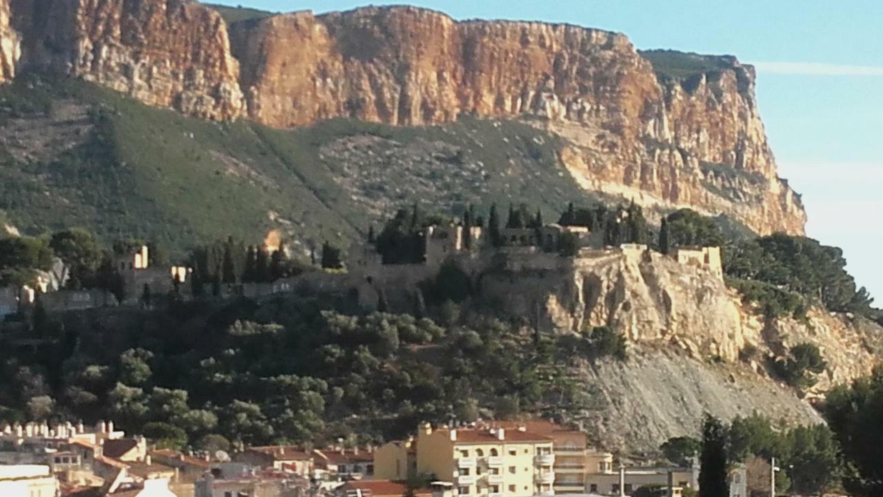 Cassis Centre- Entre Falaise Et Port Exterior foto
